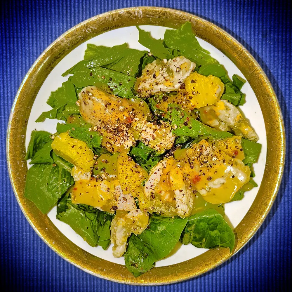 Салат с курицей, сыром и ананасом