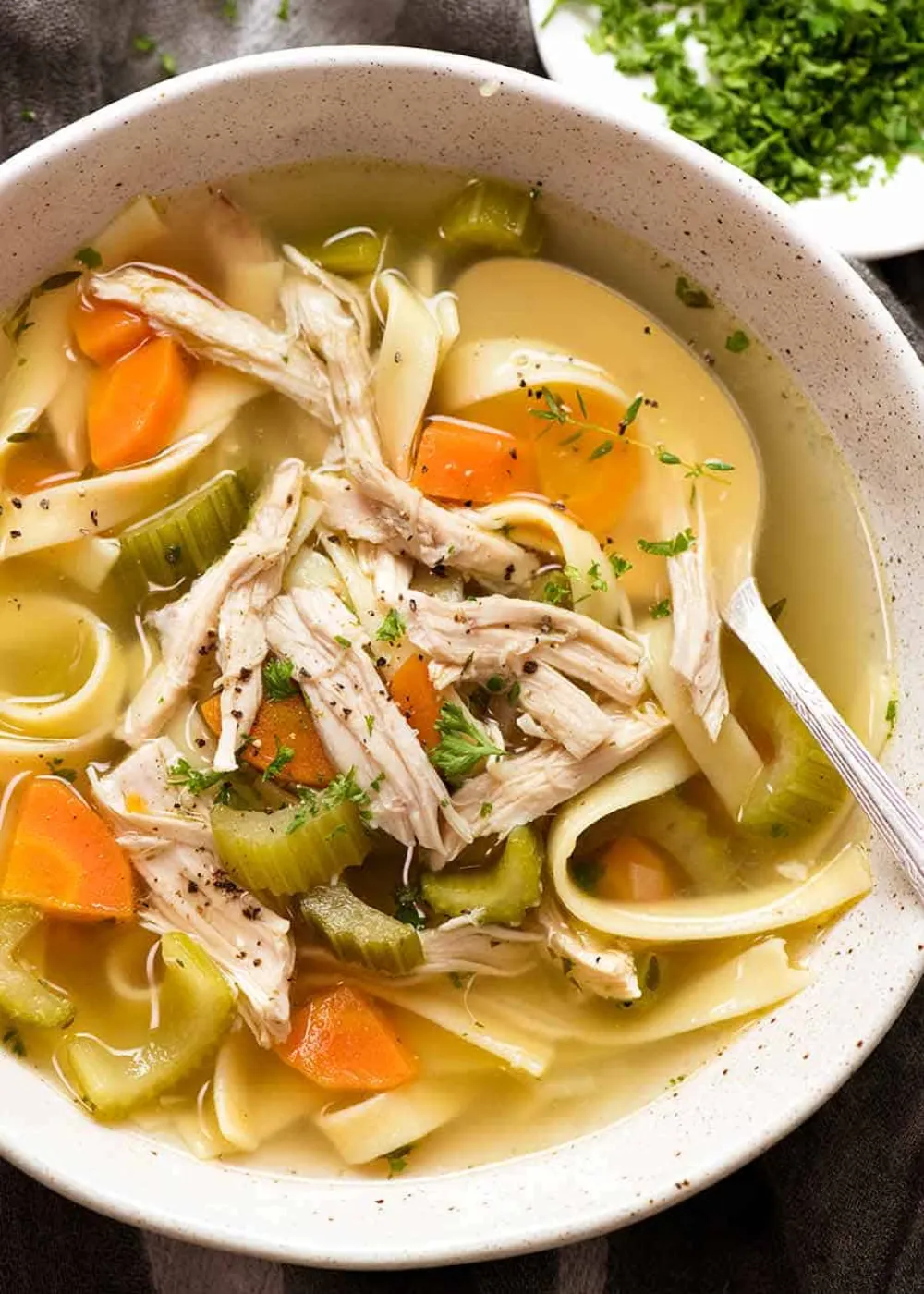 Пшеничный суп с куриными кусочками