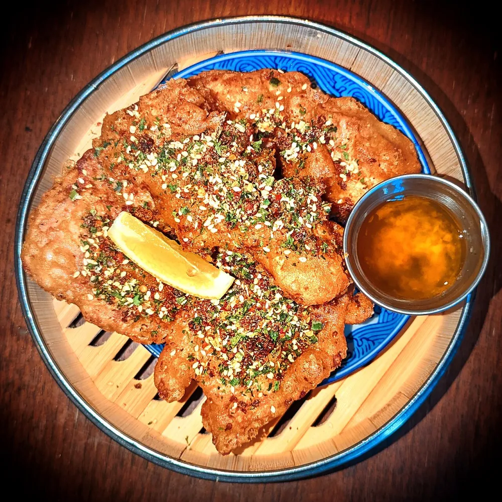 Курочка в сухарях с томатным пряным соусом