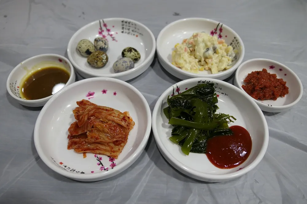 Салат с пекинской капустой, сельдереем и яблоком