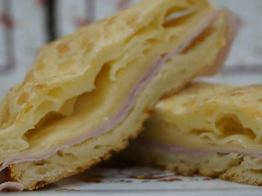 Слойка с ветчиной и сыром