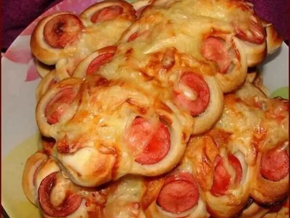 Булочка "Гусеничка" с сосисками и сыром